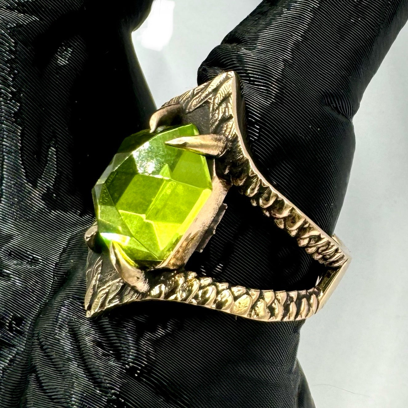 Serpent’s Bite Ring Peridot in Bronze