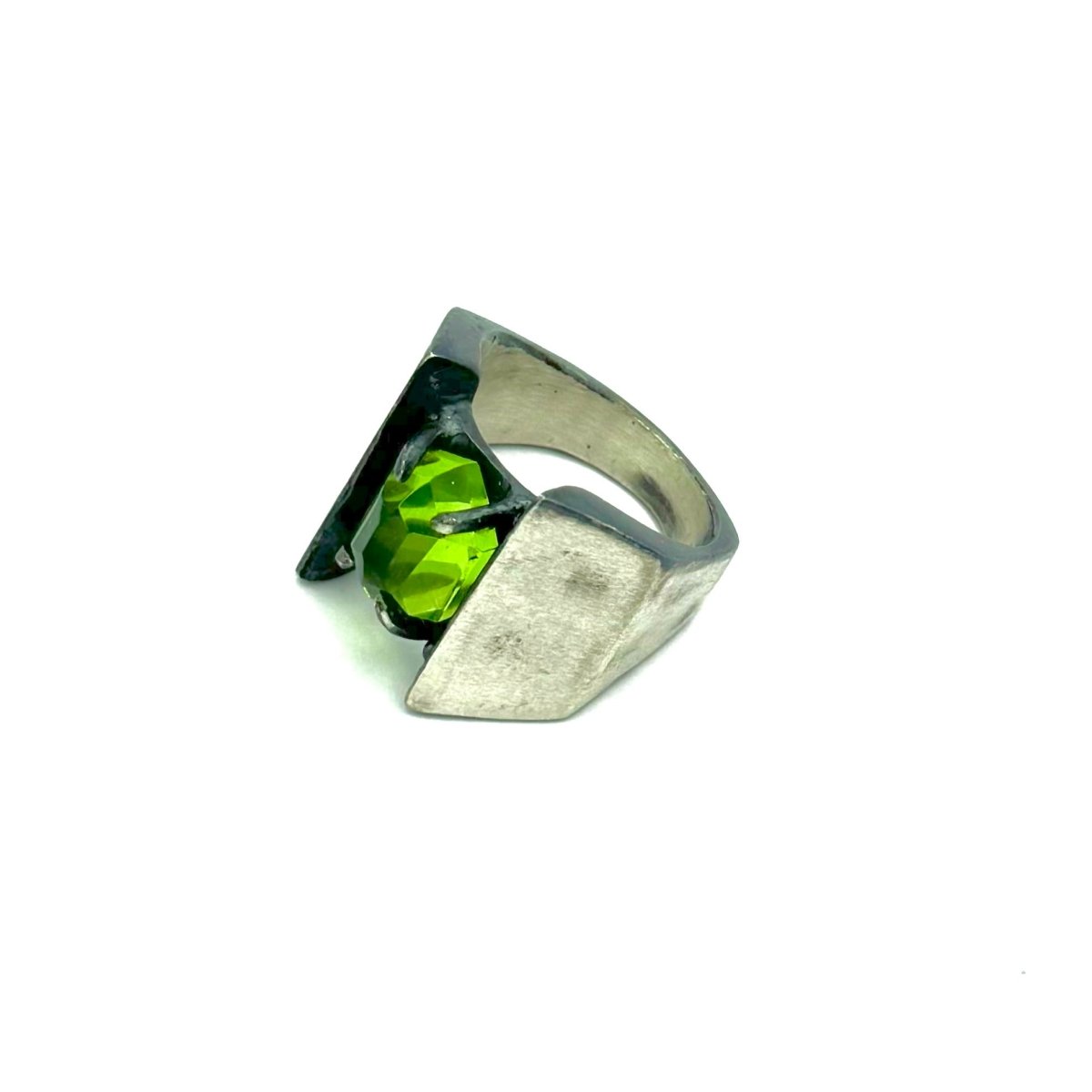 Paladin’s Oath With Peridot In Sterling Silver - Julian The 2nd - Paladin’s Oath With Peridot In Sterling Silver